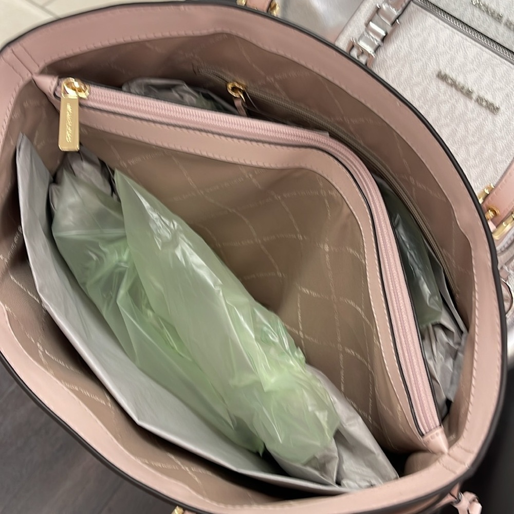 Michael Kors Voyager Lg Color-Block Signature Logo Tote Bag
Powder Blush Multi - Picture 8 of 16